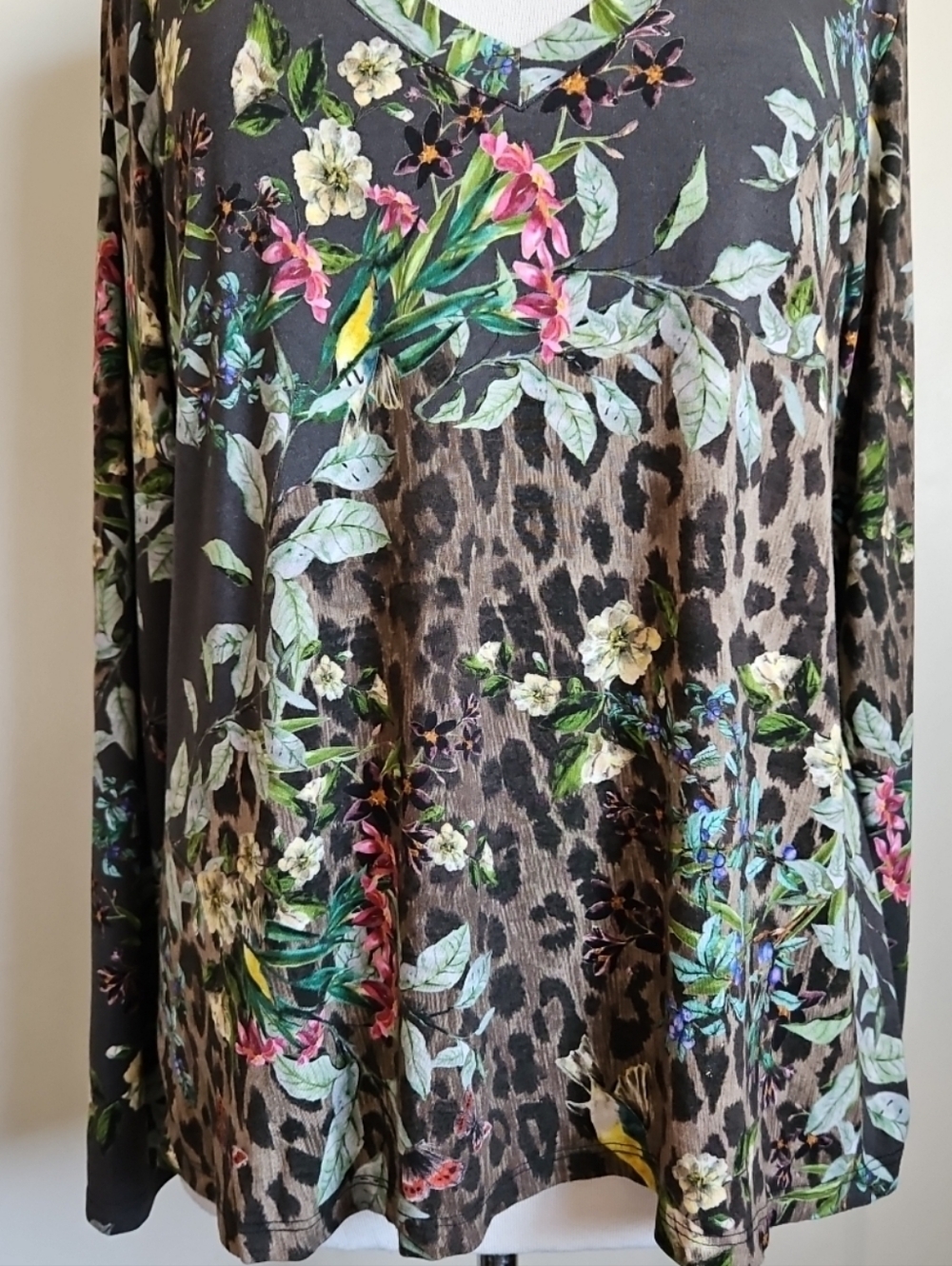Johnny Was Ash Bird Floral & Leopard Print V-Neck Long Sleeve Top Tee Sz Medium - Picture 12 of 14